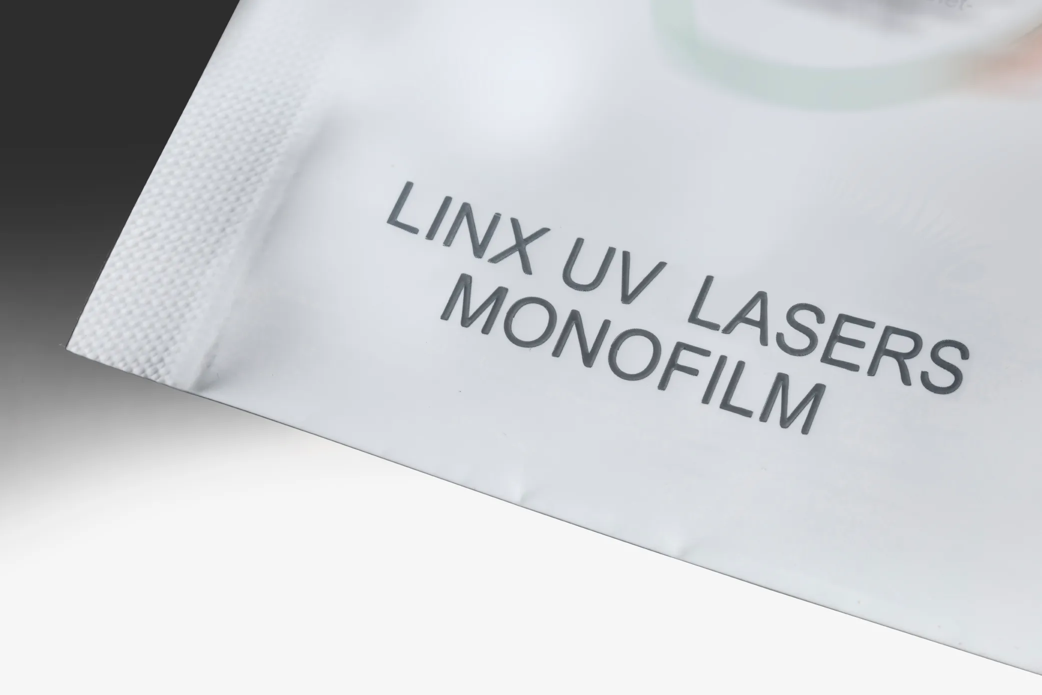 Результат маркировки Linx UVG5 — код на чувствительном пластике